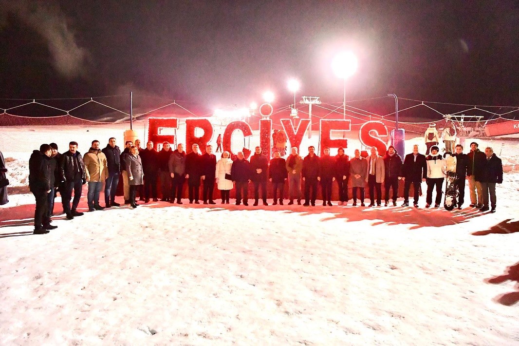 Bakan Tekin, Erciyes’te kayakseverlerle bir araya geldi
Bakan Tekin, Erciyes’te kayakseverlerle bir araya geldi