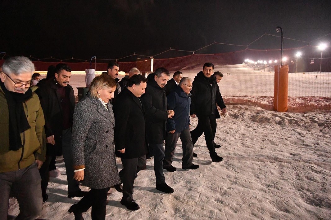 Bakan Tekin, Erciyes’te kayakseverlerle bir araya geldi
Bakan Tekin, Erciyes’te kayakseverlerle bir araya geldi