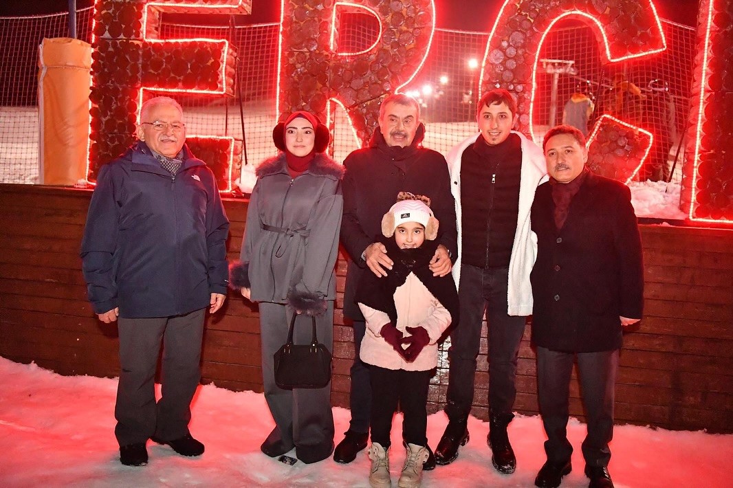 Bakan Tekin, Erciyes’te kayakseverlerle bir araya geldi
Bakan Tekin, Erciyes’te kayakseverlerle bir araya geldi