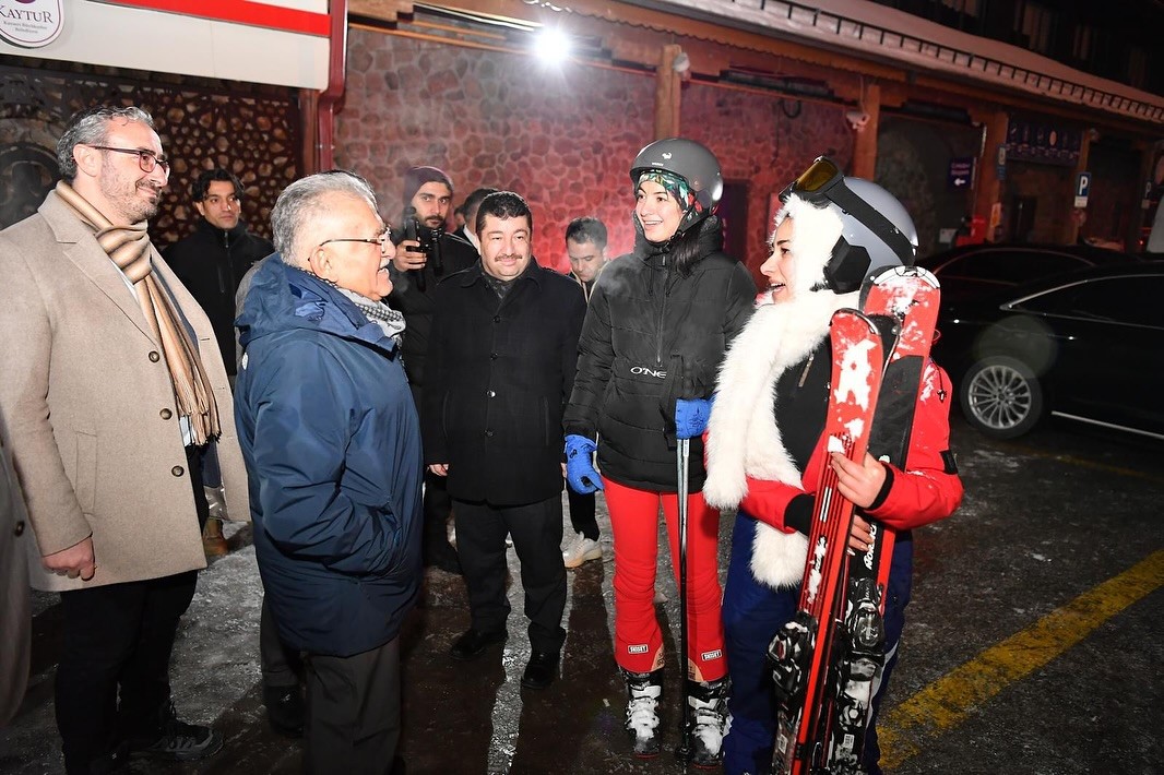 Bakan Tekin, Erciyes’te kayakseverlerle bir araya geldi
Bakan Tekin, Erciyes’te kayakseverlerle bir araya geldi