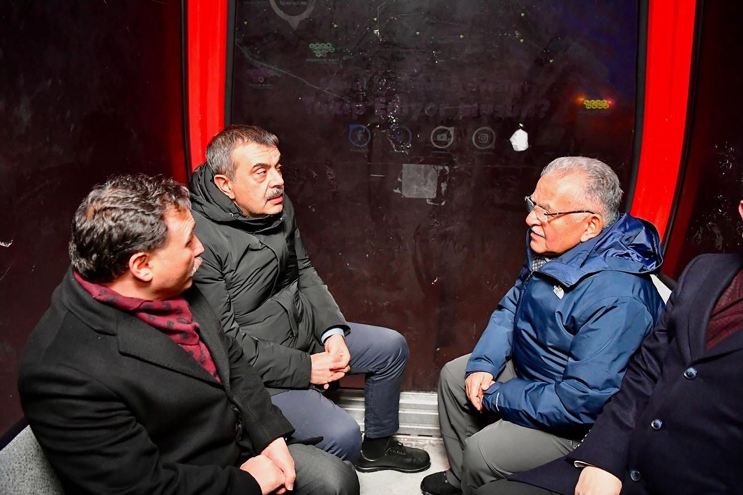 Bakan Tekin, Erciyes’te kayakseverlerle bir araya geldi
Bakan Tekin, Erciyes’te kayakseverlerle bir araya geldi