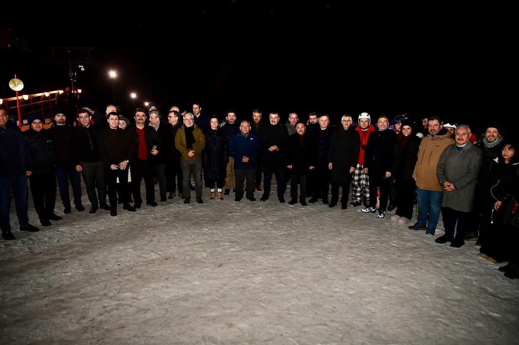 Bakan Tekin, Erciyes’te kayakseverlerle bir araya geldi
Bakan Tekin, Erciyes’te kayakseverlerle bir araya geldi