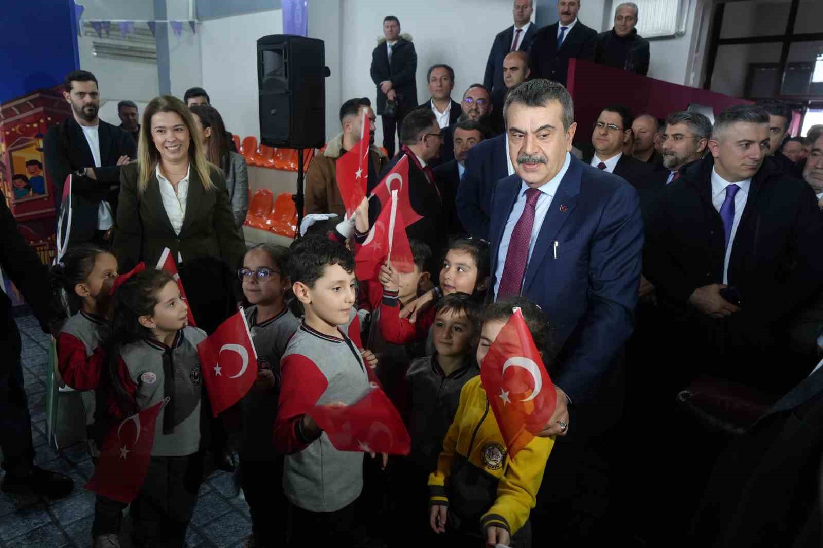 Bakan Tekin, Erzurum’da çocuklarla Ramazan Şenliği’nde buluştu
