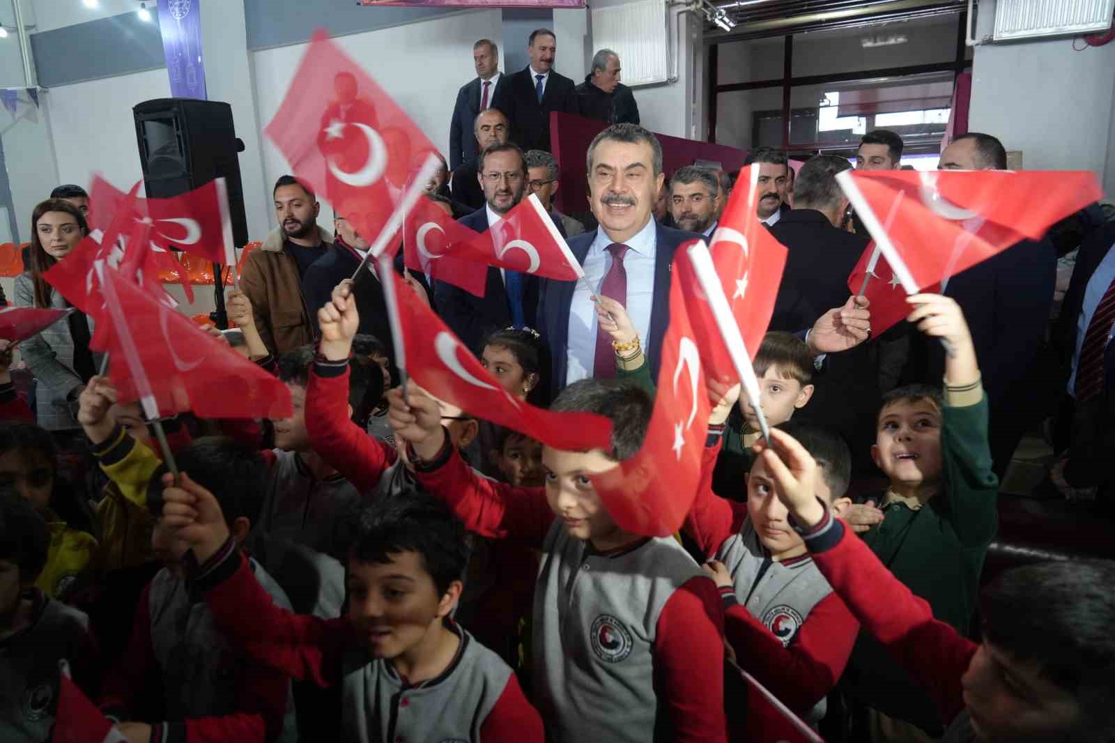 Bakan Tekin, Erzurum’da çocuklarla Ramazan Şenliği’nde buluştu
