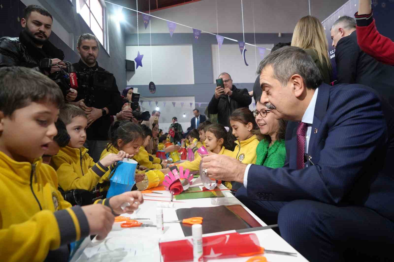 Bakan Tekin, Erzurum’da çocuklarla Ramazan Şenliği’nde buluştu
