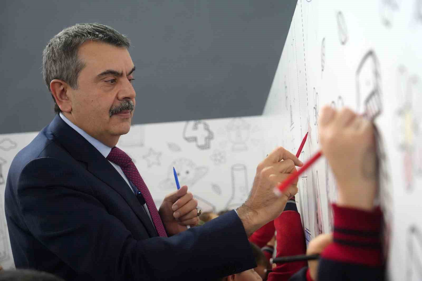 Bakan Tekin, Erzurum’da çocuklarla Ramazan Şenliği’nde buluştu
