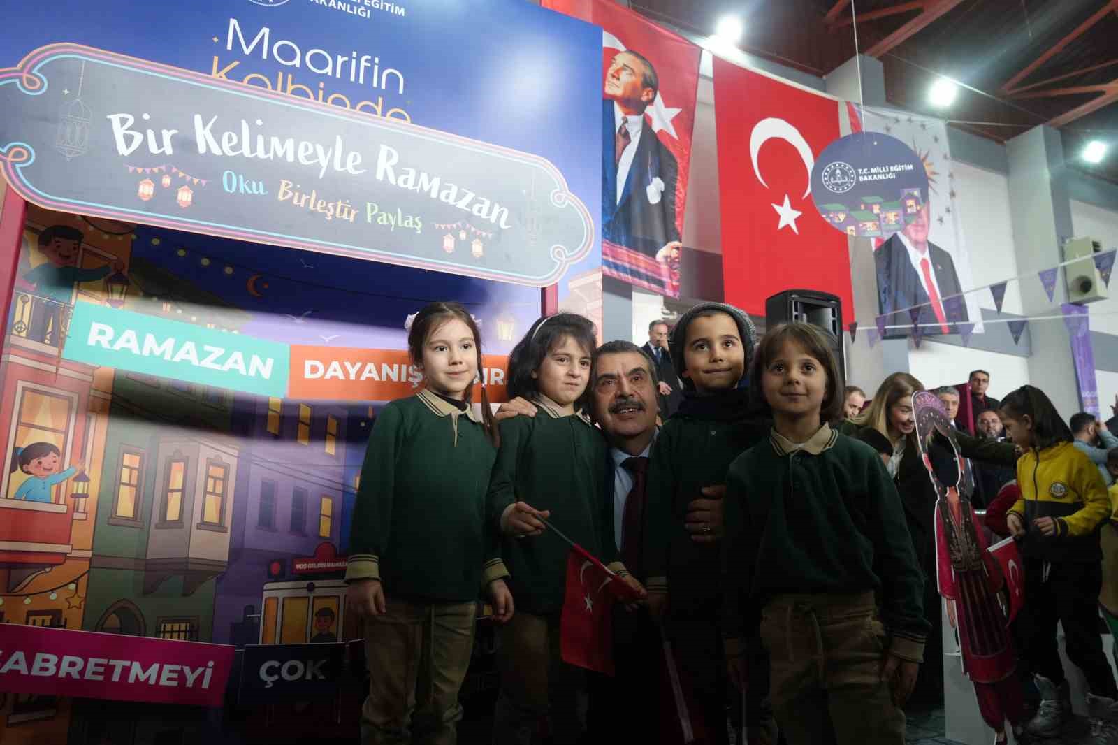 Bakan Tekin, Erzurum’da çocuklarla Ramazan Şenliği’nde buluştu
