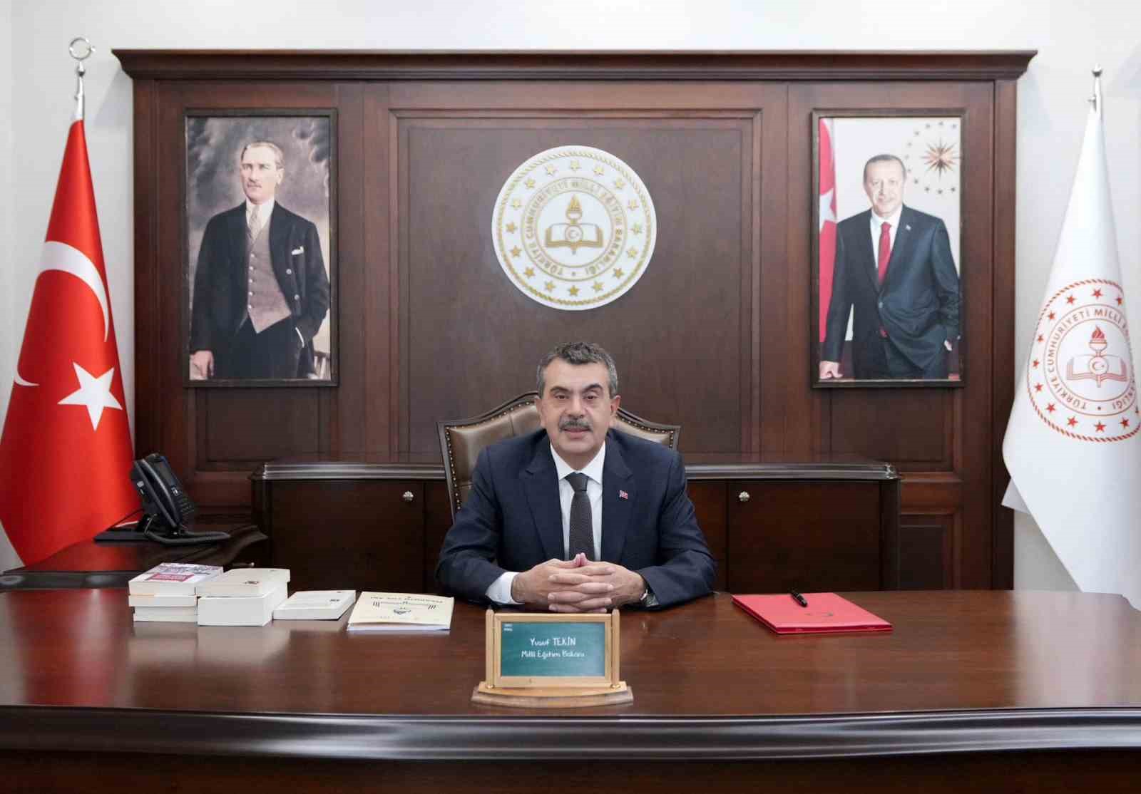 Bakan Tekin: "Evlatlarımızın karne heyecanını içtenlikle paylaşıyorum"
Bakan Tekin: "Evlatlarımızın karne heyecanını içtenlikle paylaşıyorum"