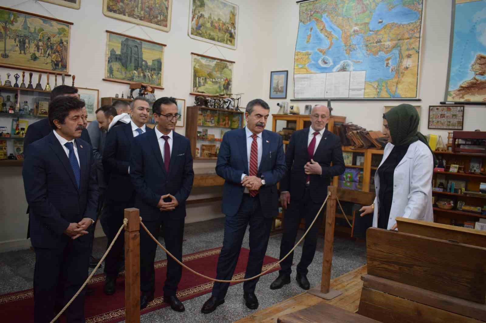 Bakan Tekin: "Fatma öğretmenin adı görev yaptığı okula verildi"
