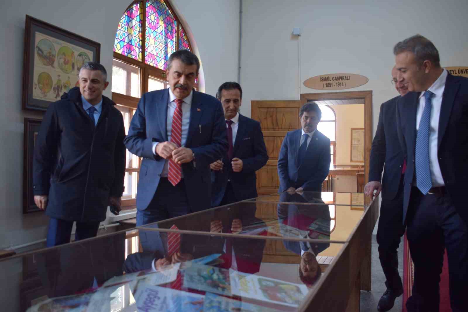 Bakan Tekin: "Fatma öğretmenin adı görev yaptığı okula verildi"
