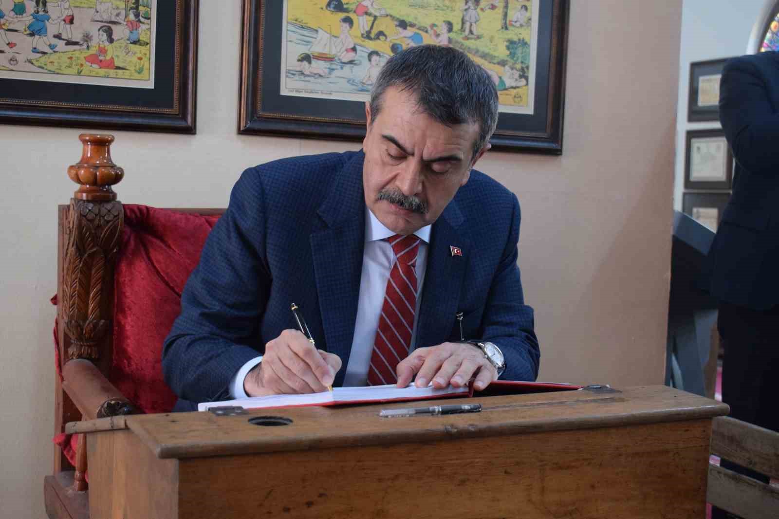 Bakan Tekin: "Fatma öğretmenin adı görev yaptığı okula verildi"
