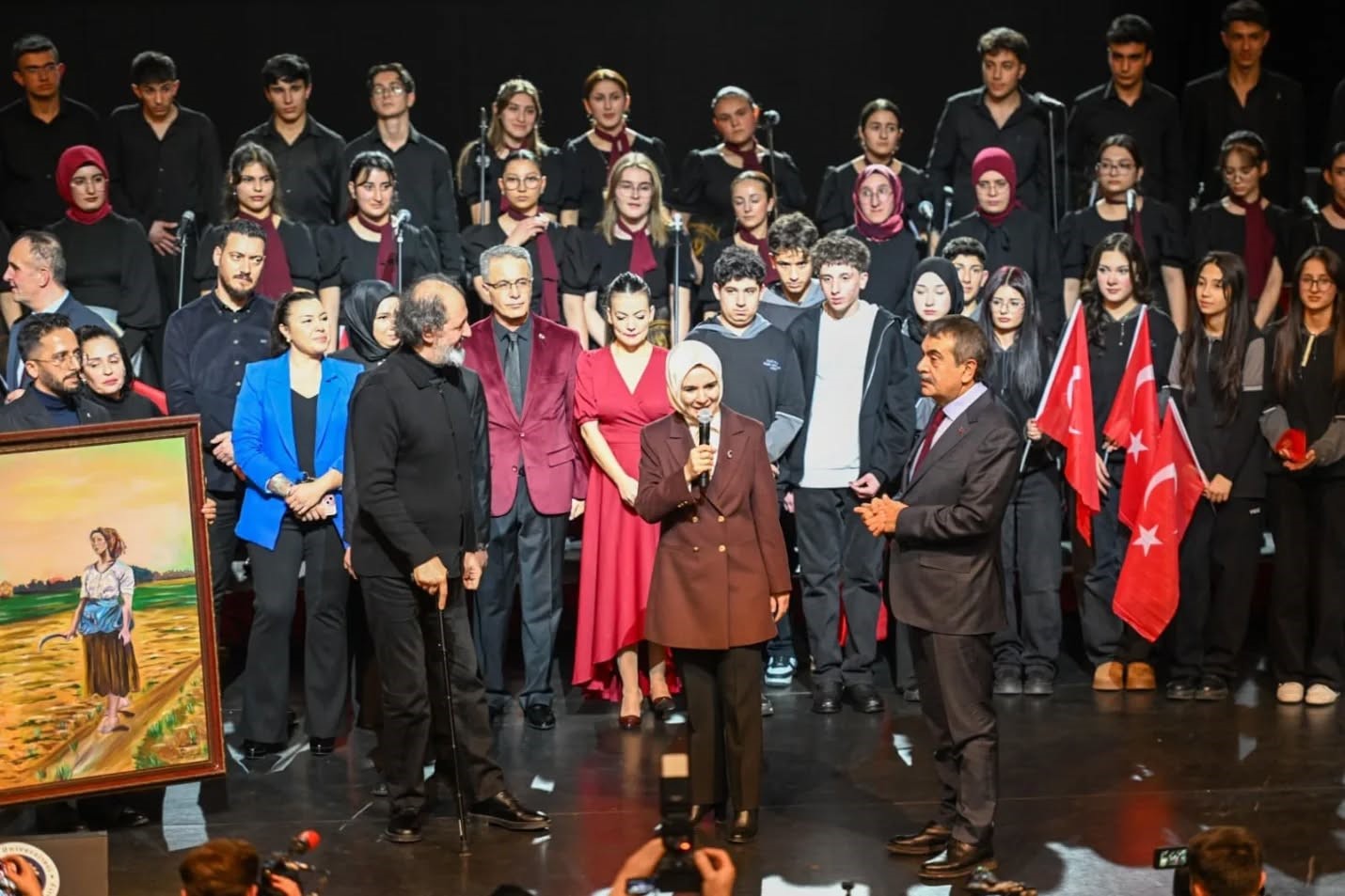 Bakan Tekin: "Geçmişine bağlı, gelecekten ümitli gençler yetiştirmek istiyoruz"
