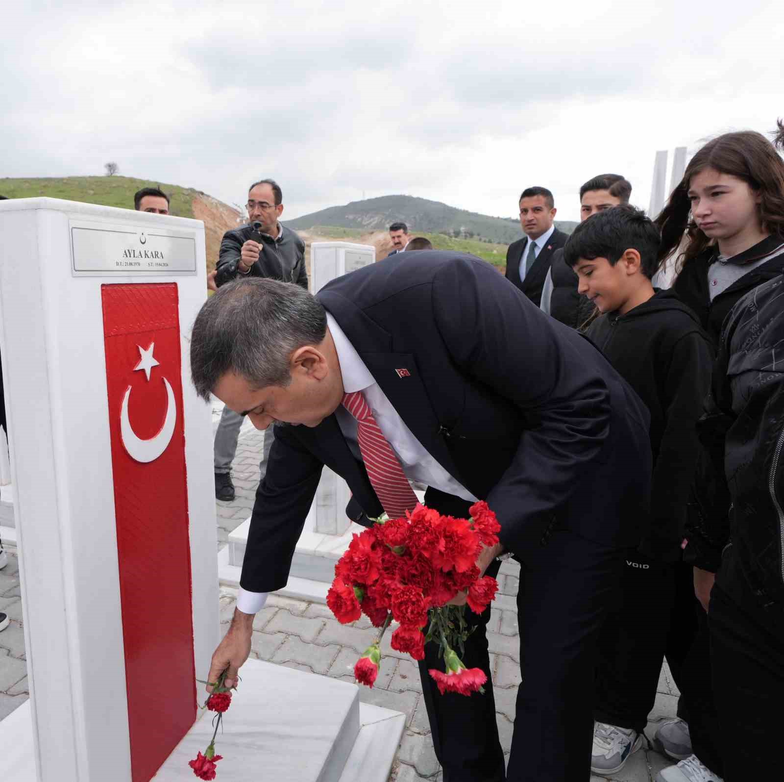 Bakan Tekin: "İçişleri Bakanlığımız, bütün okullarımızda çocuklarımızın güvenli bir biçimde eğitimlerine devam etmesi için çalışmalarını devam ettiriyor"
