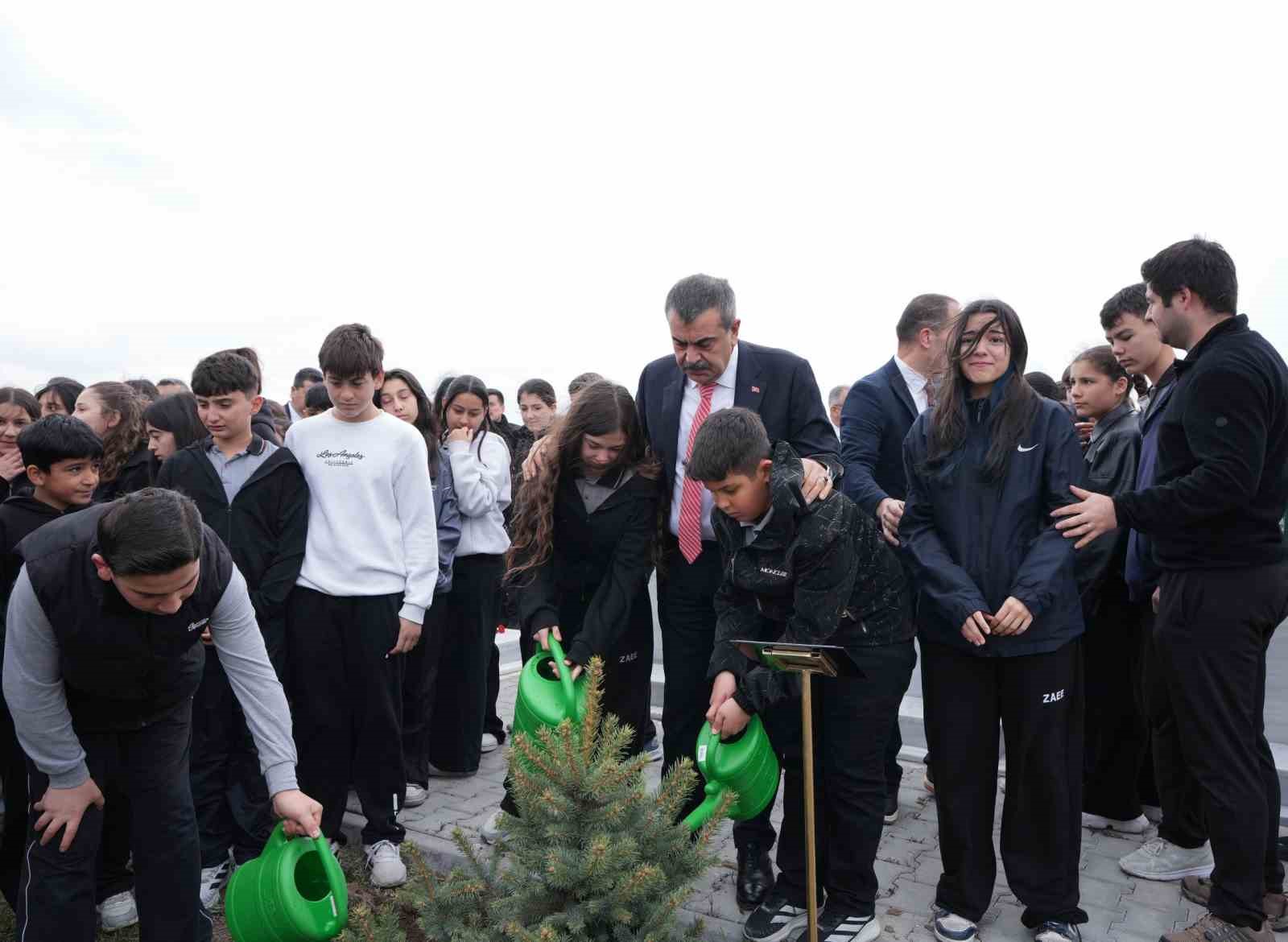 Bakan Tekin: "İçişleri Bakanlığımız, bütün okullarımızda çocuklarımızın güvenli bir biçimde eğitimlerine devam etmesi için çalışmalarını devam ettiriyor"

