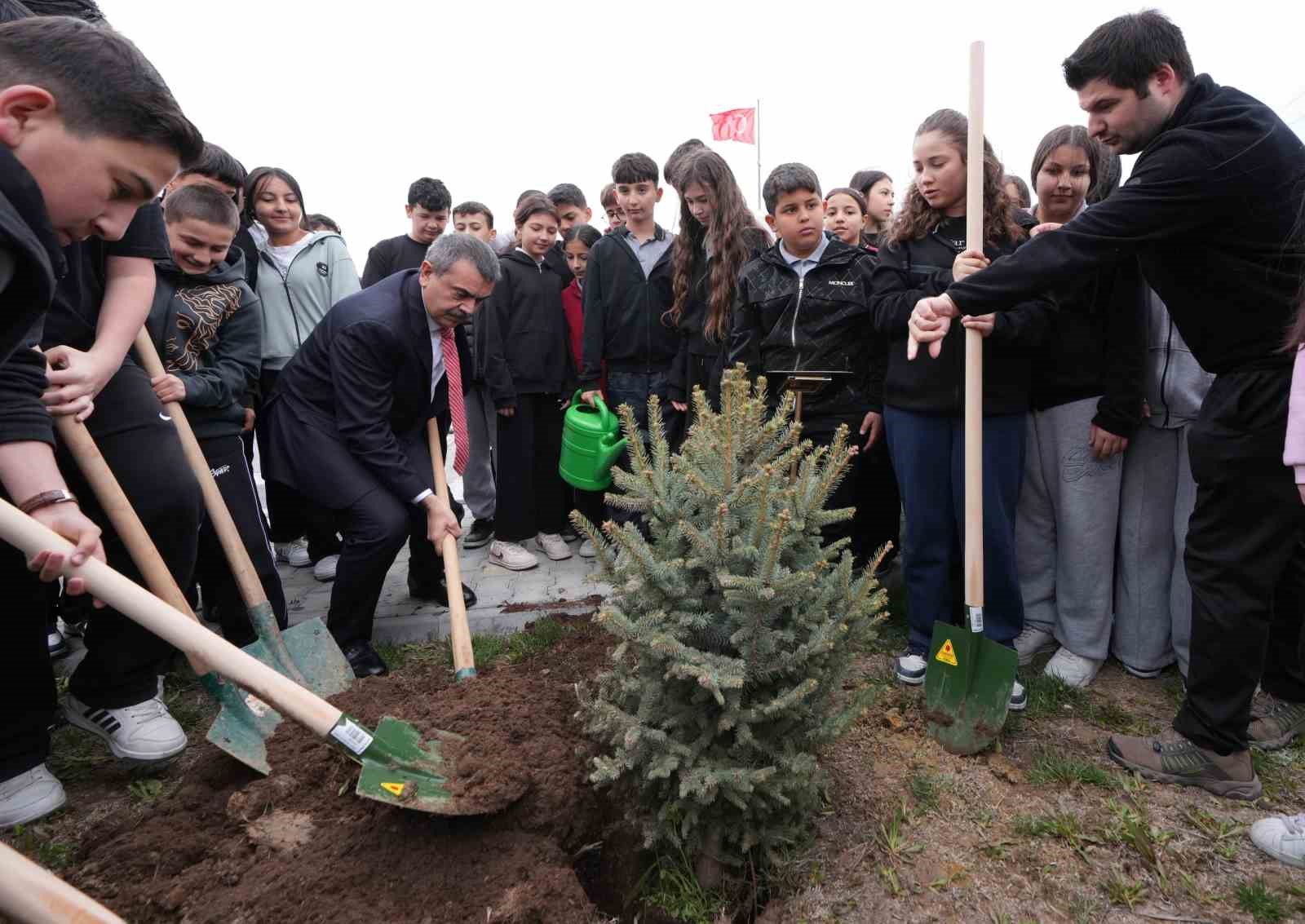Bakan Tekin: "İçişleri Bakanlığımız, bütün okullarımızda çocuklarımızın güvenli bir biçimde eğitimlerine devam etmesi için çalışmalarını devam ettiriyor"
