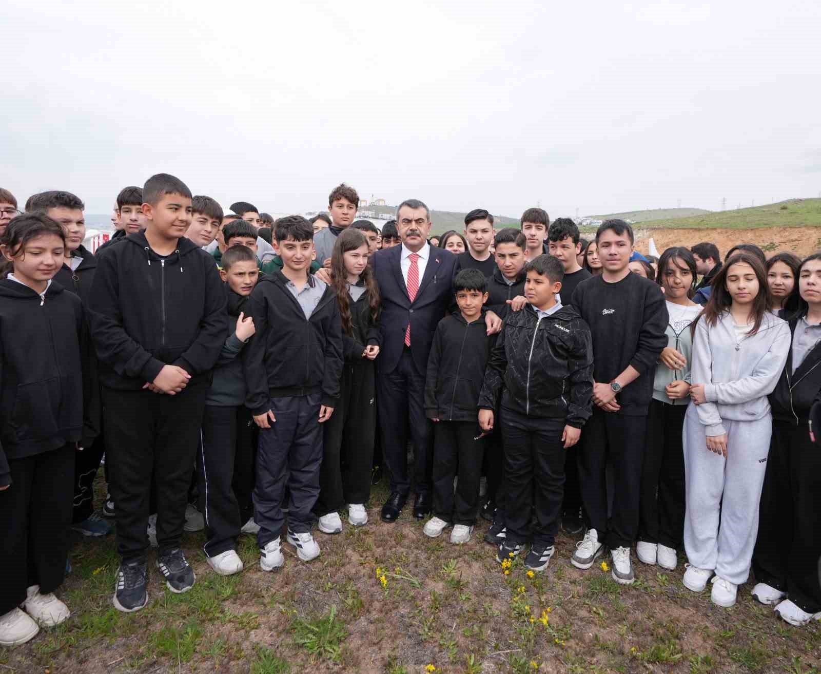 Bakan Tekin: "İçişleri Bakanlığımız, bütün okullarımızda çocuklarımızın güvenli bir biçimde eğitimlerine devam etmesi için çalışmalarını devam ettiriyor"
