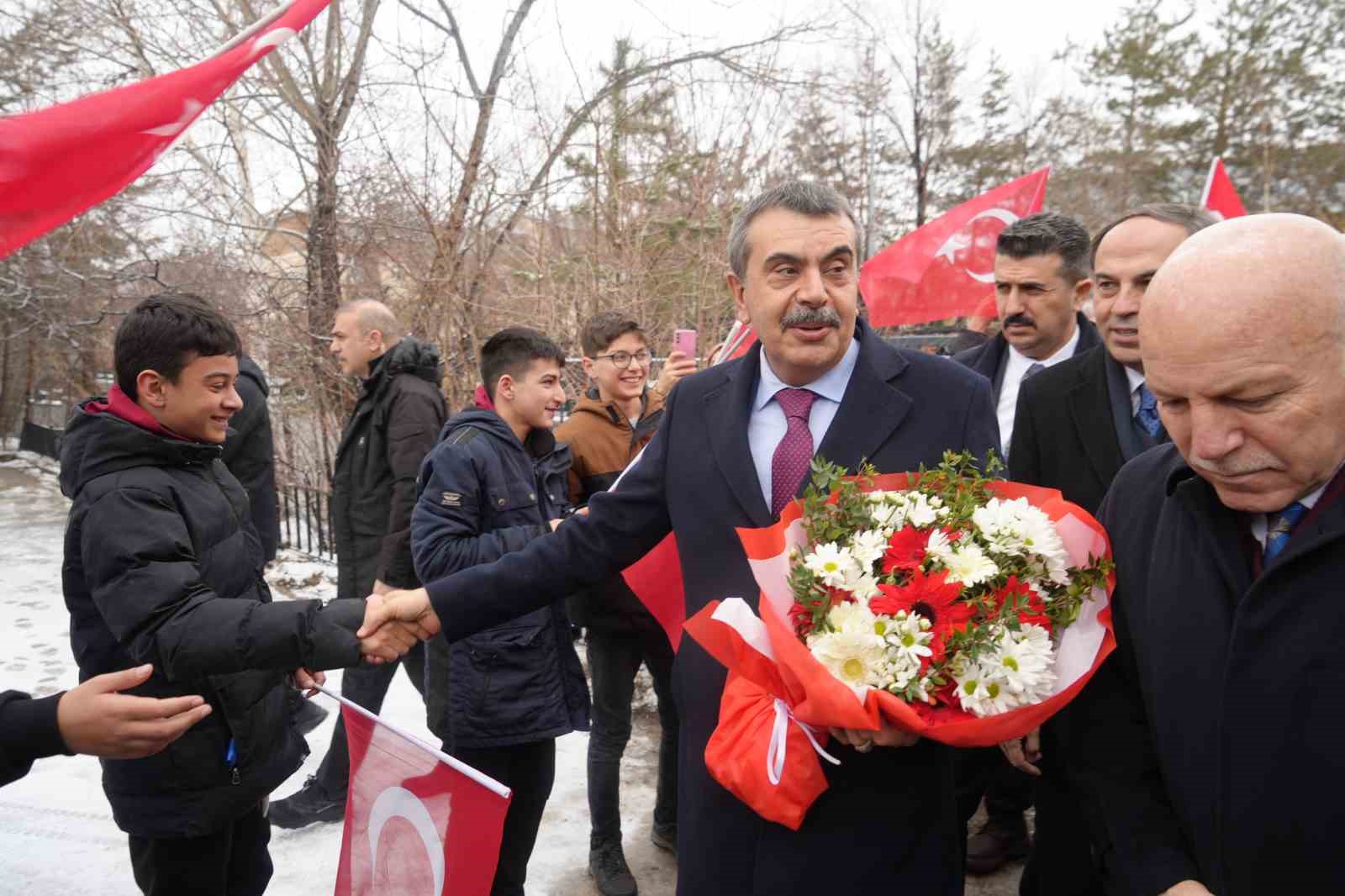 Bakan Tekin, "Kimsenin dini inancını sorgulamadık"
Bakan Tekin, "Kimsenin dini inancını sorgulamadık"