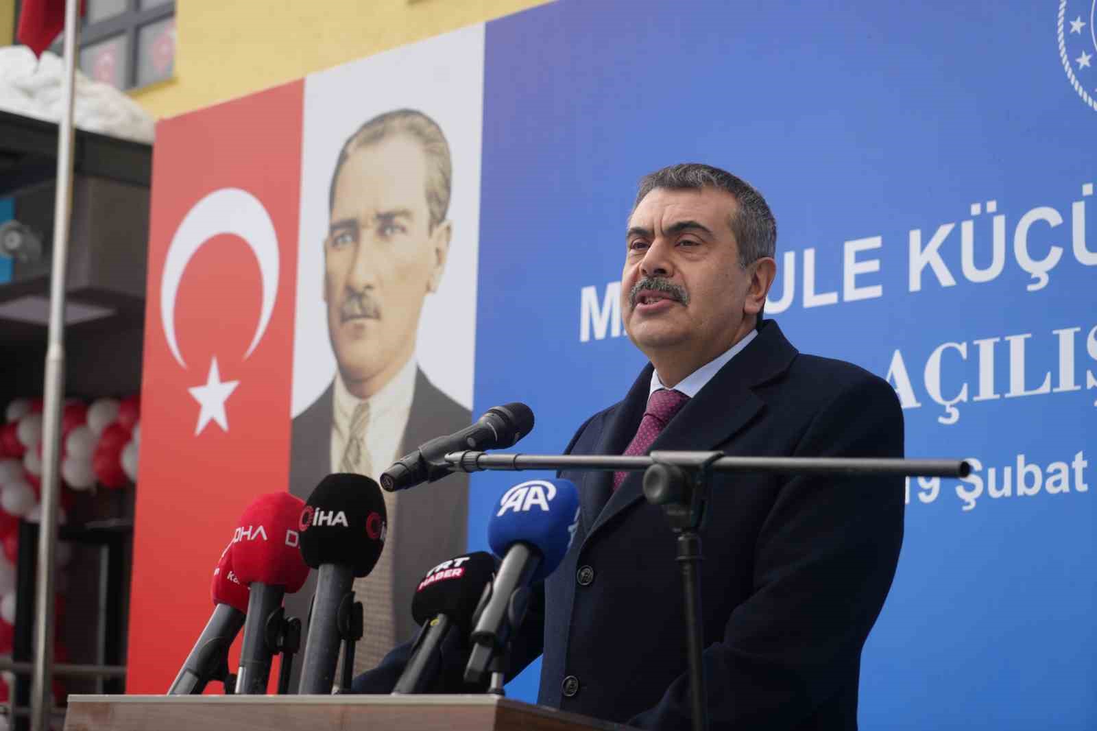 Bakan Tekin, "Kimsenin dini inancını sorgulamadık"
Bakan Tekin, "Kimsenin dini inancını sorgulamadık"