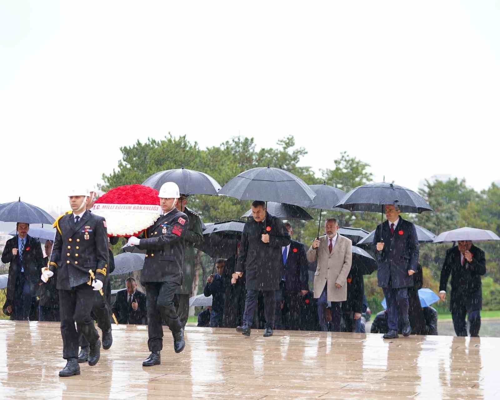 Bakan Tekin, öğrencilerle Anıtkabir’i ziyaret etti
