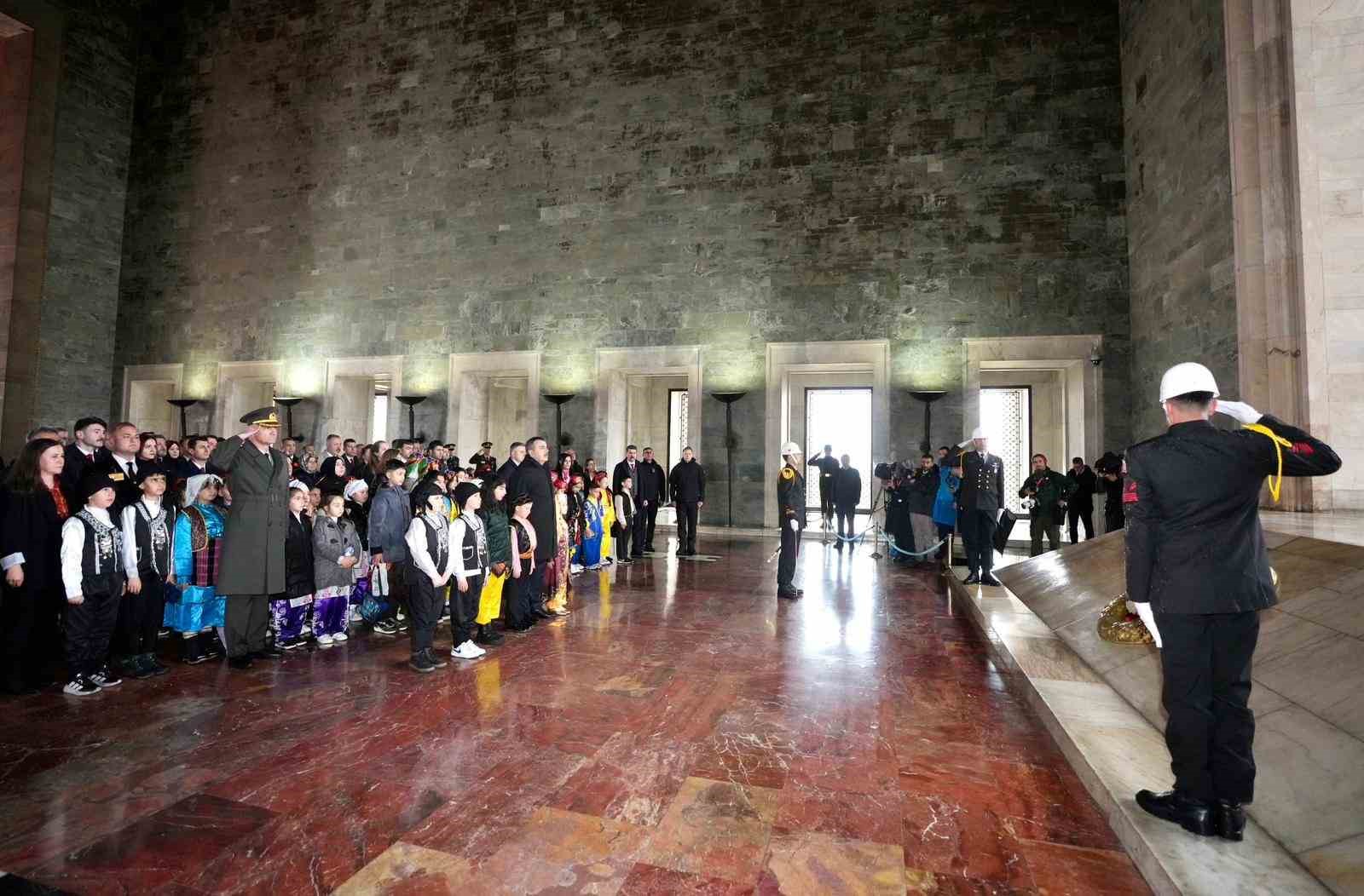 Bakan Tekin, öğrencilerle Anıtkabir’i ziyaret etti
