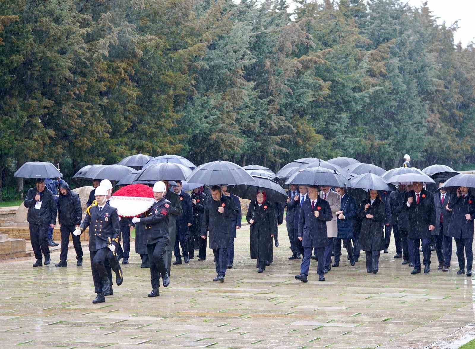 Bakan Tekin, öğrencilerle Anıtkabir’i ziyaret etti
