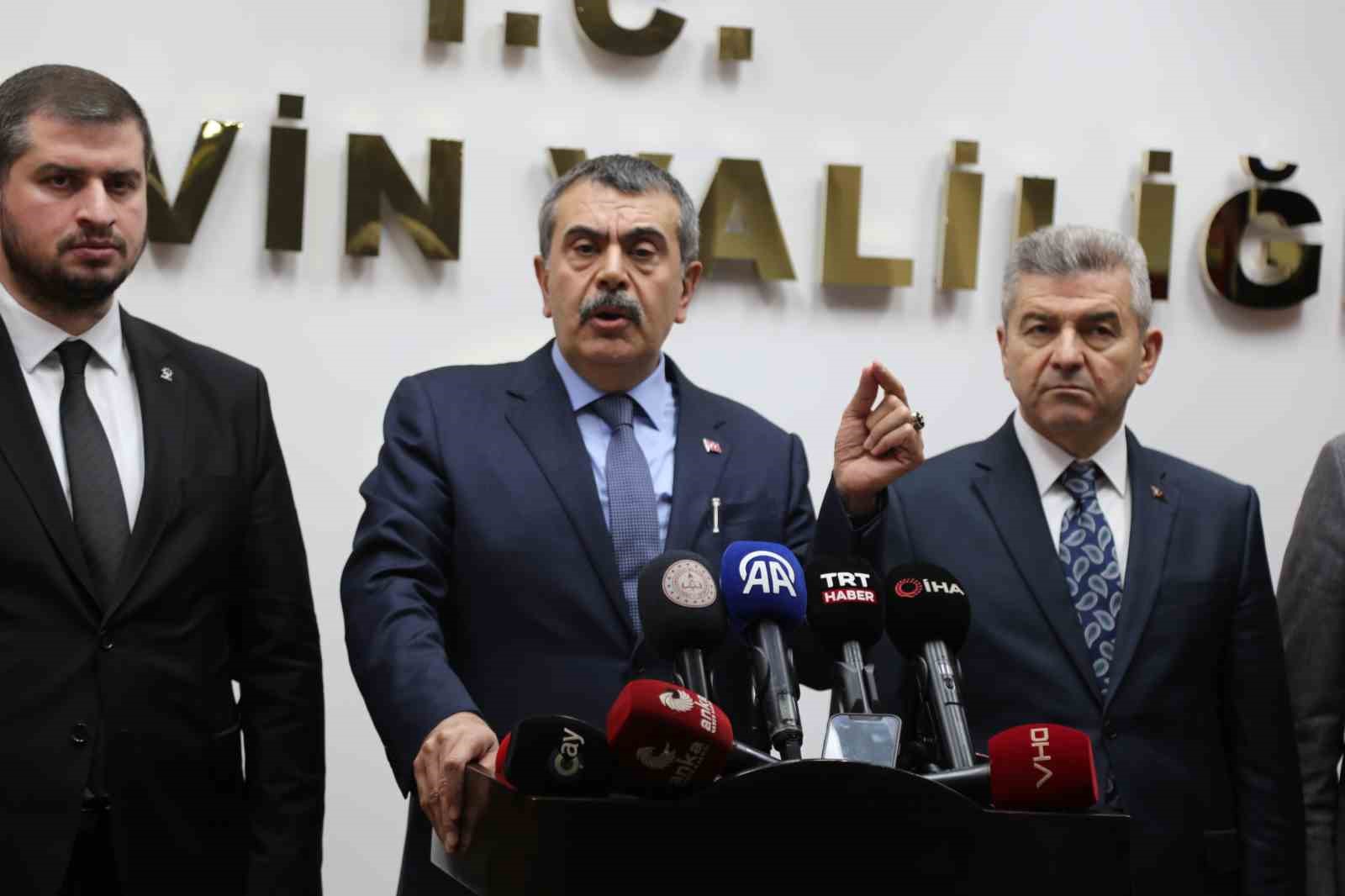 Bakan Tekin: "Özgür Özel kadar midesi geniş değilim"
