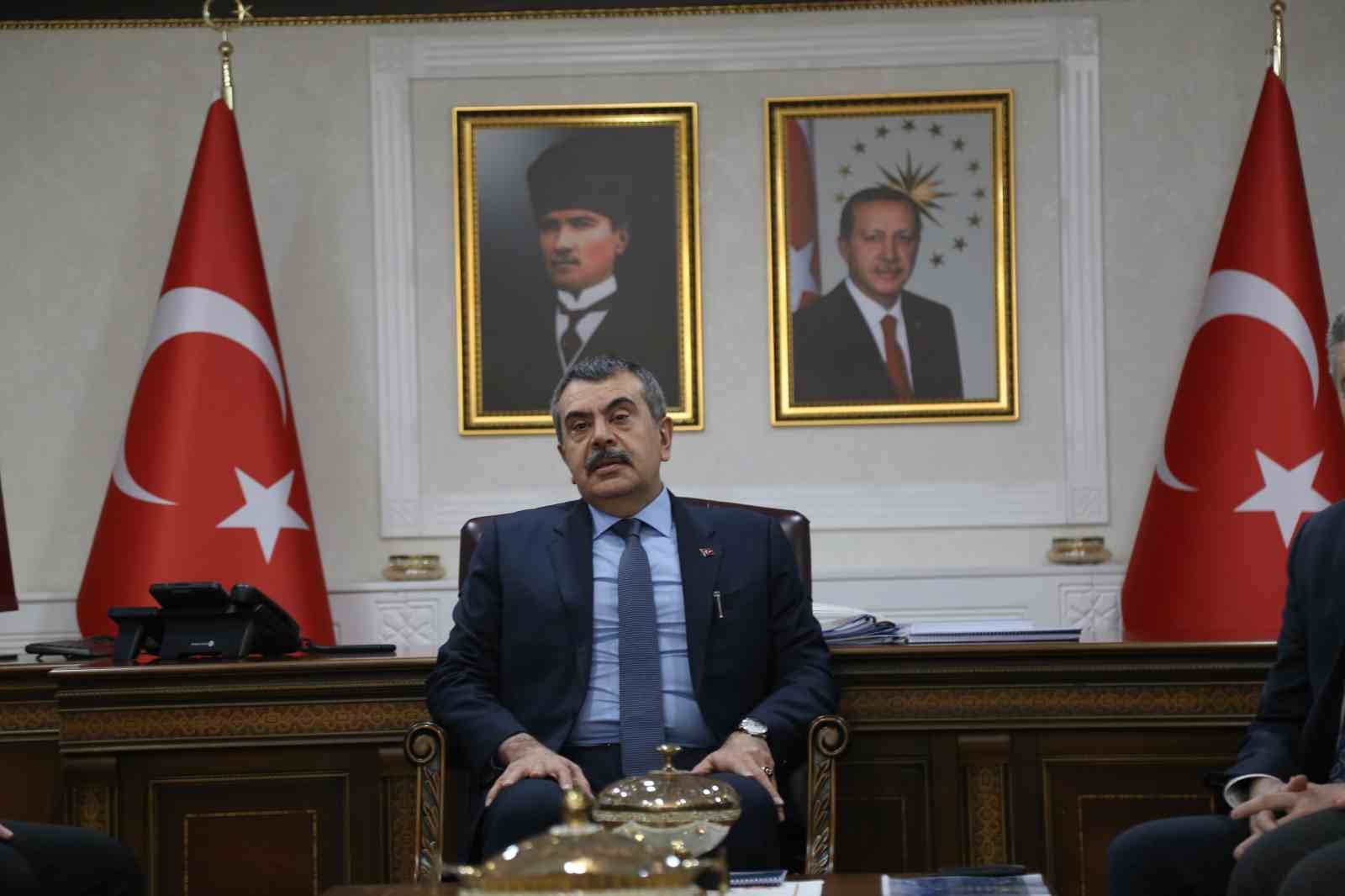 Bakan Tekin: "Özgür Özel kadar midesi geniş değilim"
