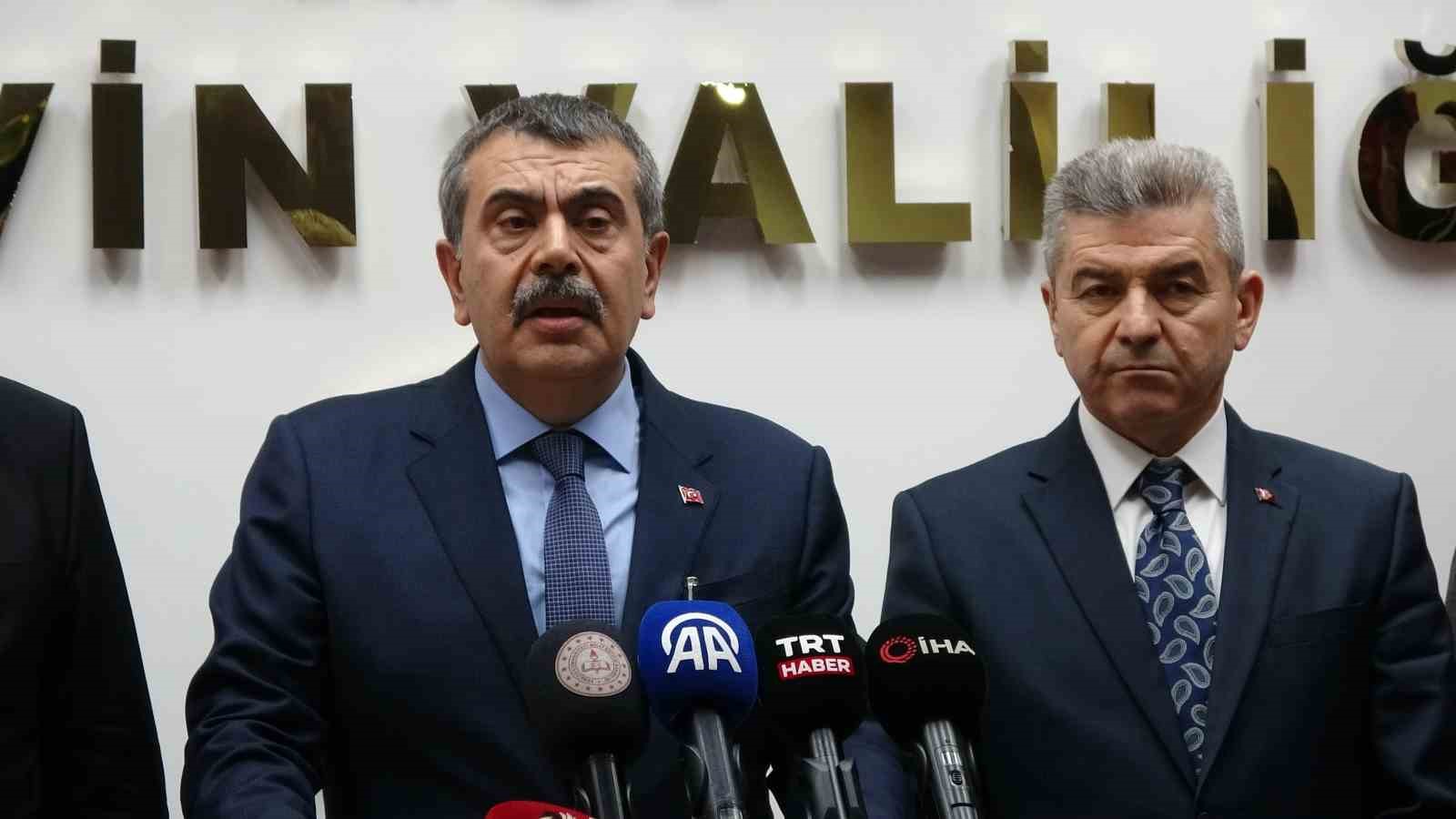 Bakan Tekin: "Özgür Özel kadar midesi geniş değilim"
