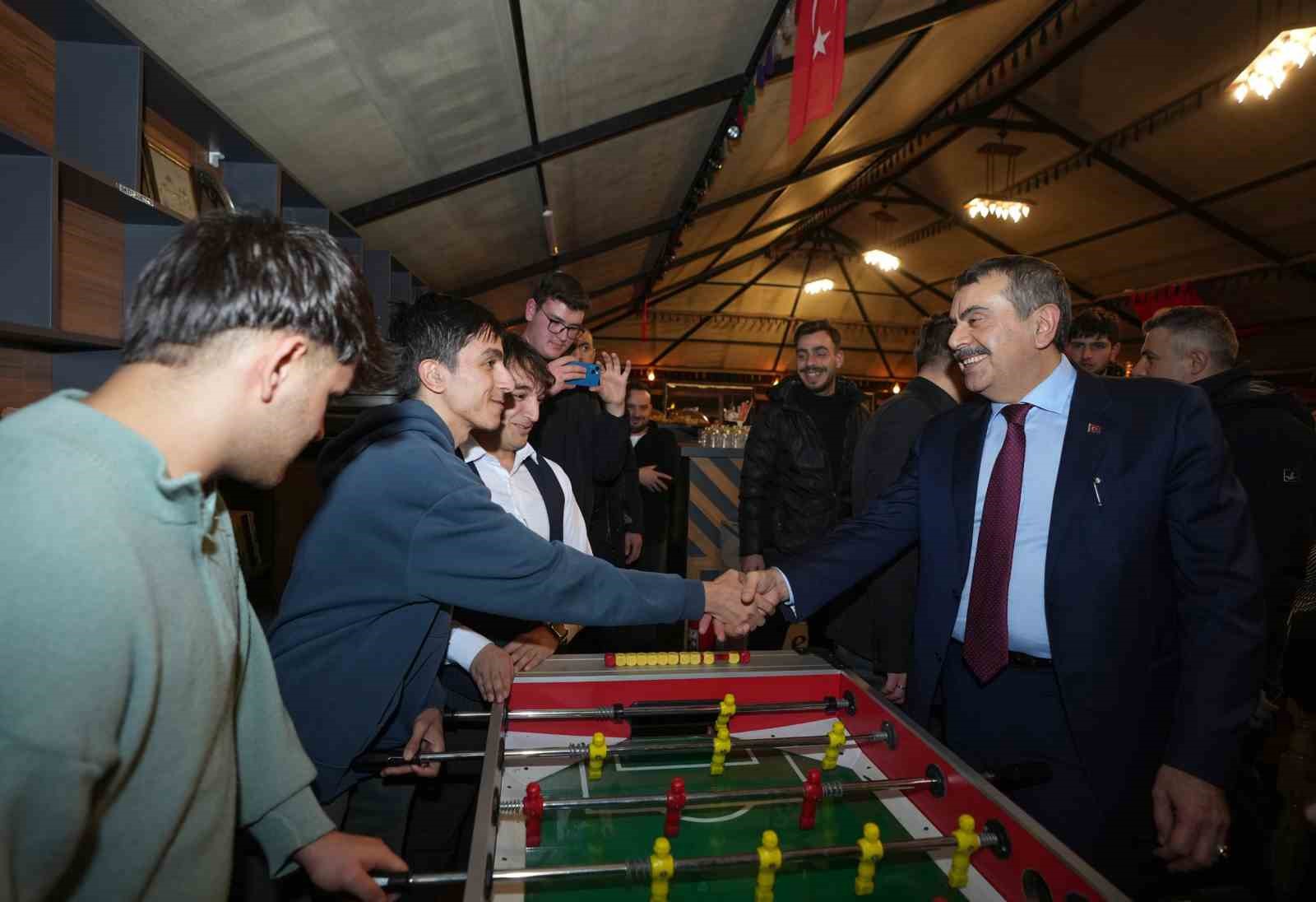 Bakan Tekin Ramazan çadırında gençlerle buluştu
