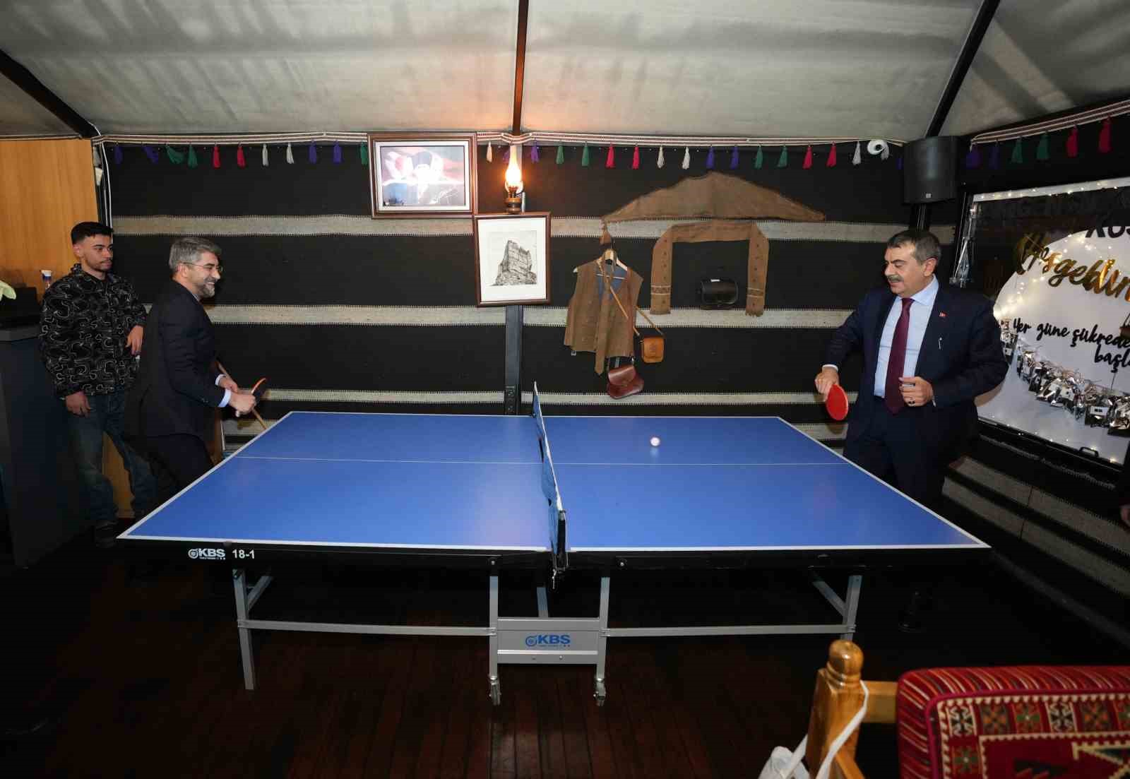 Bakan Tekin Ramazan çadırında gençlerle buluştu
