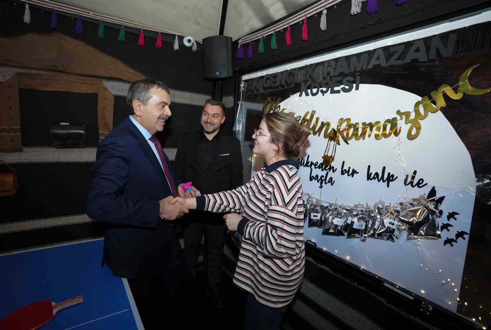 Bakan Tekin Ramazan çadırında gençlerle buluştu
