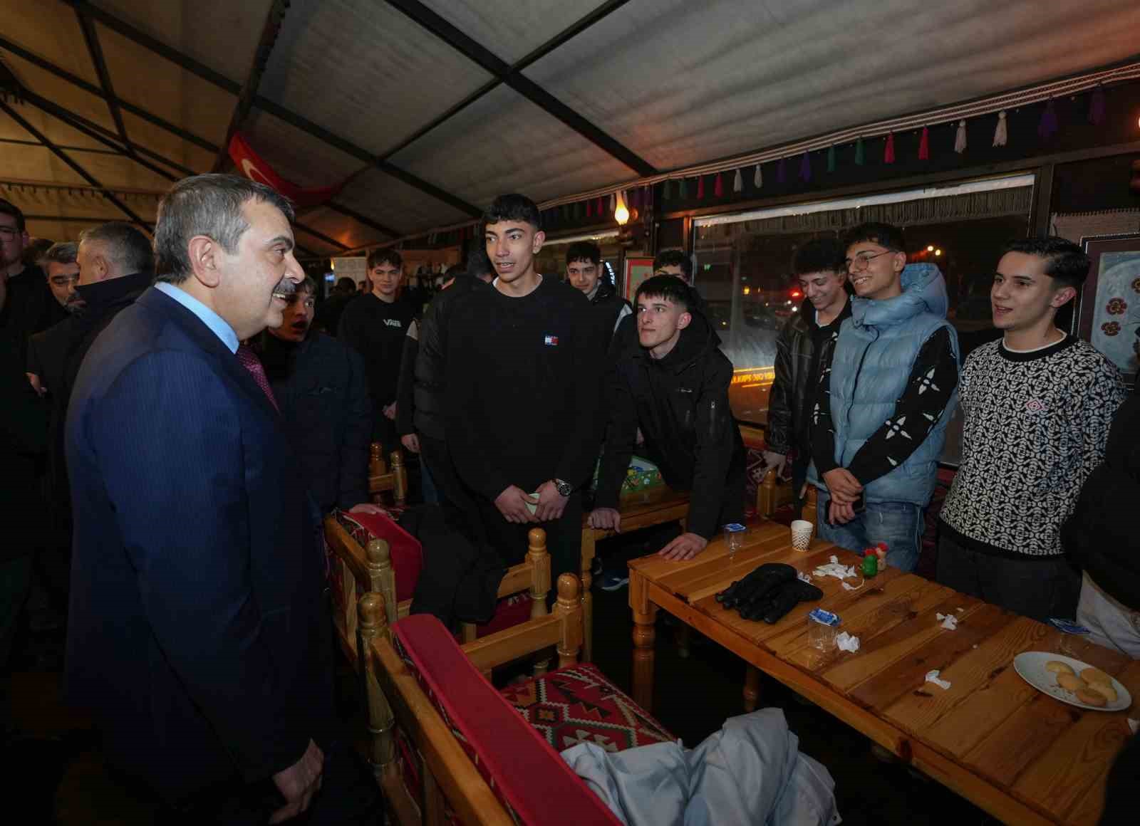 Bakan Tekin Ramazan çadırında gençlerle buluştu
