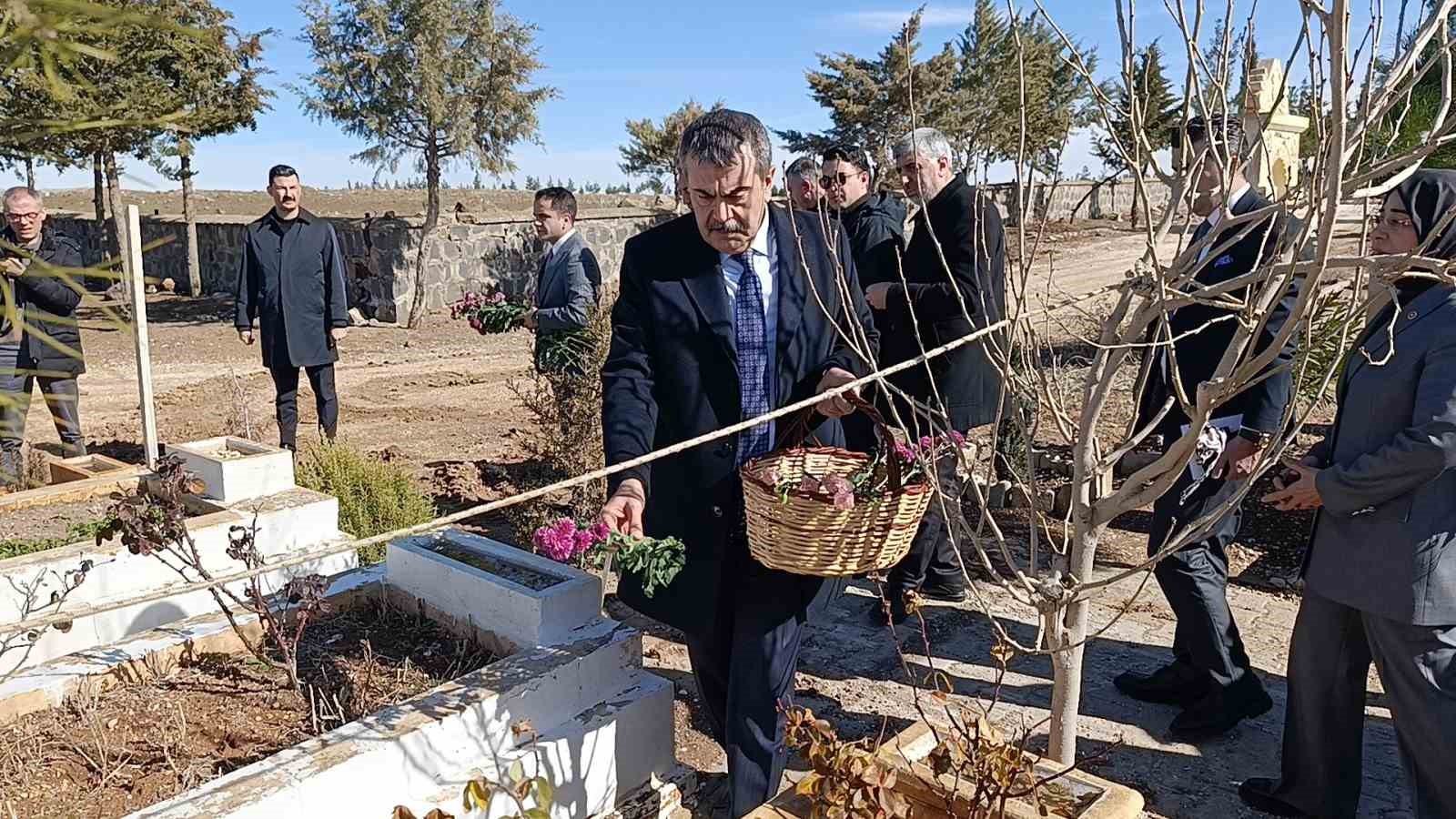 Bakan Tekin Şanlıurfa’da deprem şehitliğini ziyaret etti
