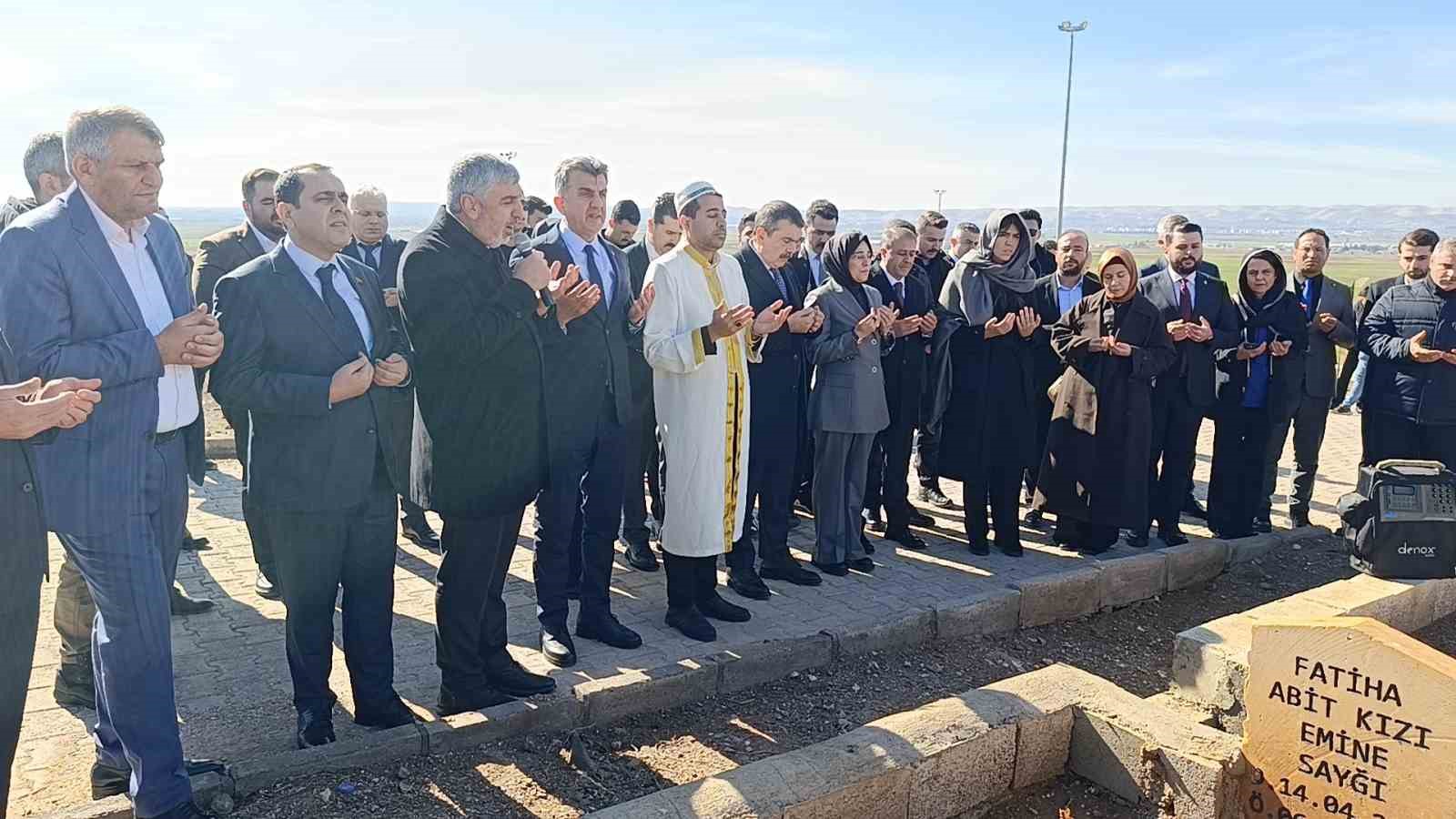 Bakan Tekin Şanlıurfa’da deprem şehitliğini ziyaret etti
