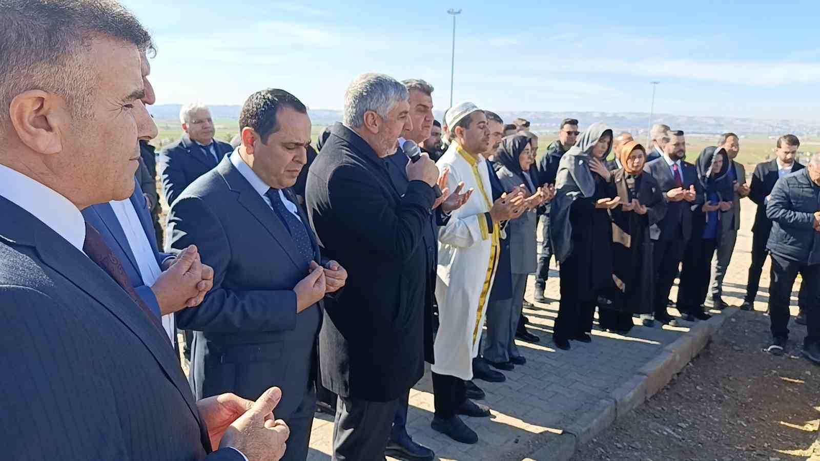 Bakan Tekin Şanlıurfa’da deprem şehitliğini ziyaret etti
