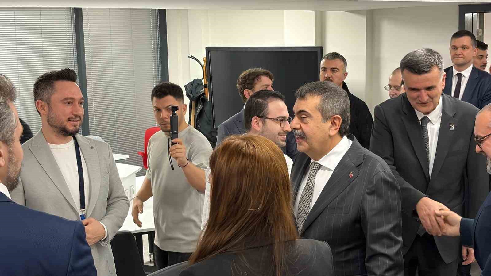 Bakan Tekin: "Teknolojiye dair her adımı geniş yelpazeyle tartmak durumundayız"
