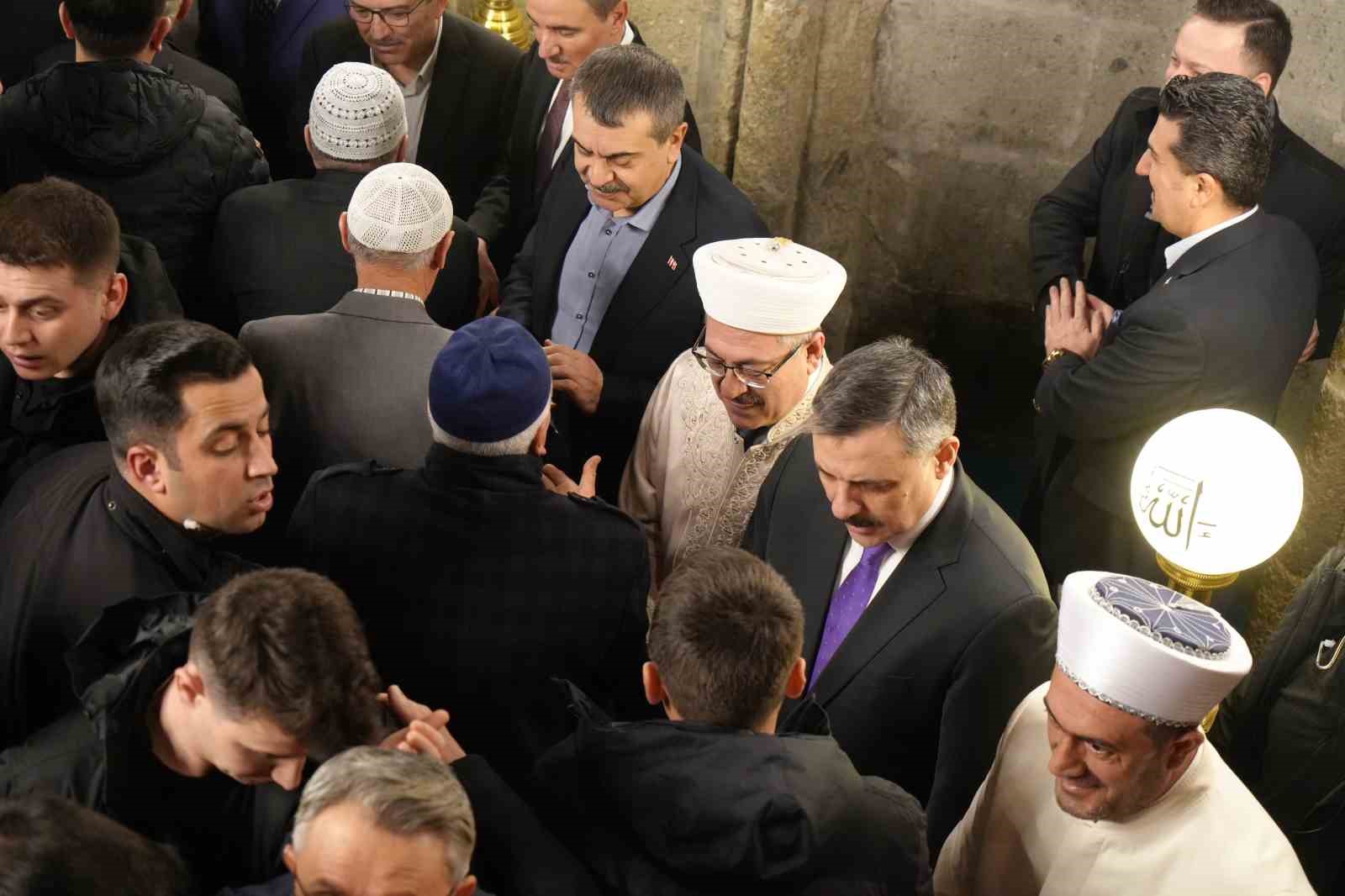 Bakan Tekin ve Çiftçi, bayram namazını Erzurum’da kıldı
Bakan Tekin ve Çiftçi, bayram namazını Erzurum’da kıldı