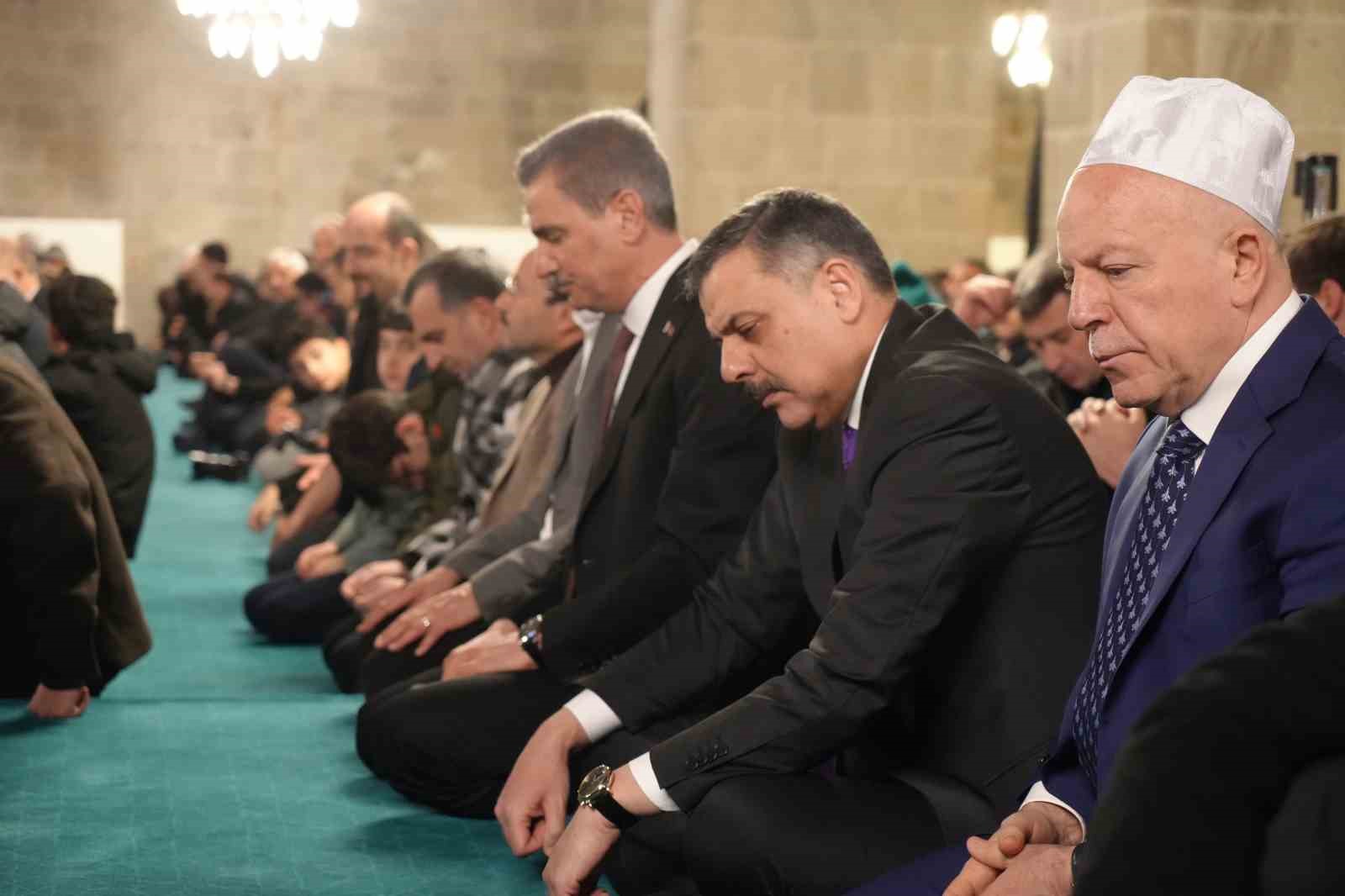 Bakan Tekin ve Çiftçi, bayram namazını Erzurum’da kıldı
Bakan Tekin ve Çiftçi, bayram namazını Erzurum’da kıldı