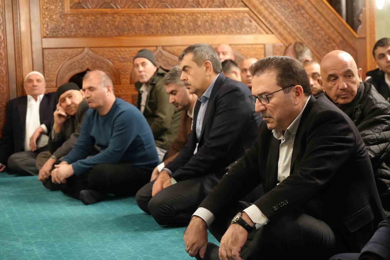 Bakan Tekin ve Çiftçi, bayram namazını Erzurum’da kıldı
Bakan Tekin ve Çiftçi, bayram namazını Erzurum’da kıldı