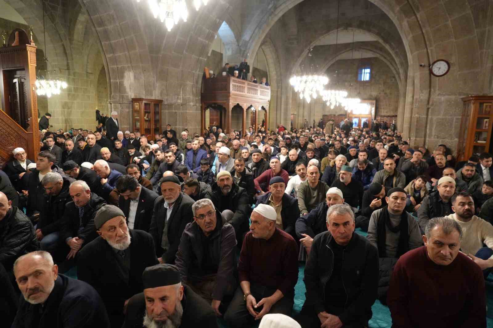 Bakan Tekin ve Çiftçi, bayram namazını Erzurum’da kıldı
Bakan Tekin ve Çiftçi, bayram namazını Erzurum’da kıldı