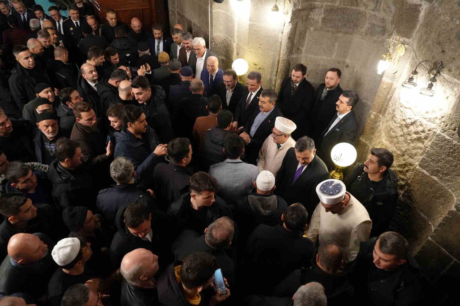 Bakan Tekin ve Çiftçi, bayram namazını Erzurum’da kıldı
Bakan Tekin ve Çiftçi, bayram namazını Erzurum’da kıldı