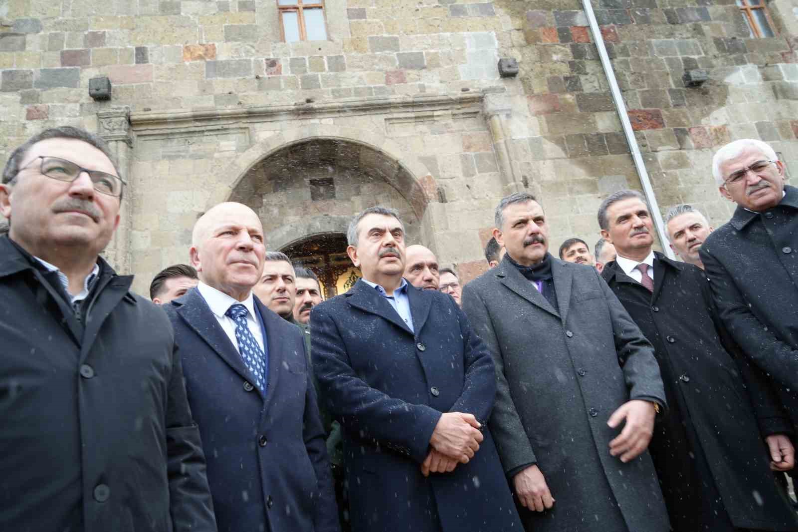 Bakan Tekin ve Çiftçi, bayram namazını Erzurum’da kıldı
Bakan Tekin ve Çiftçi, bayram namazını Erzurum’da kıldı