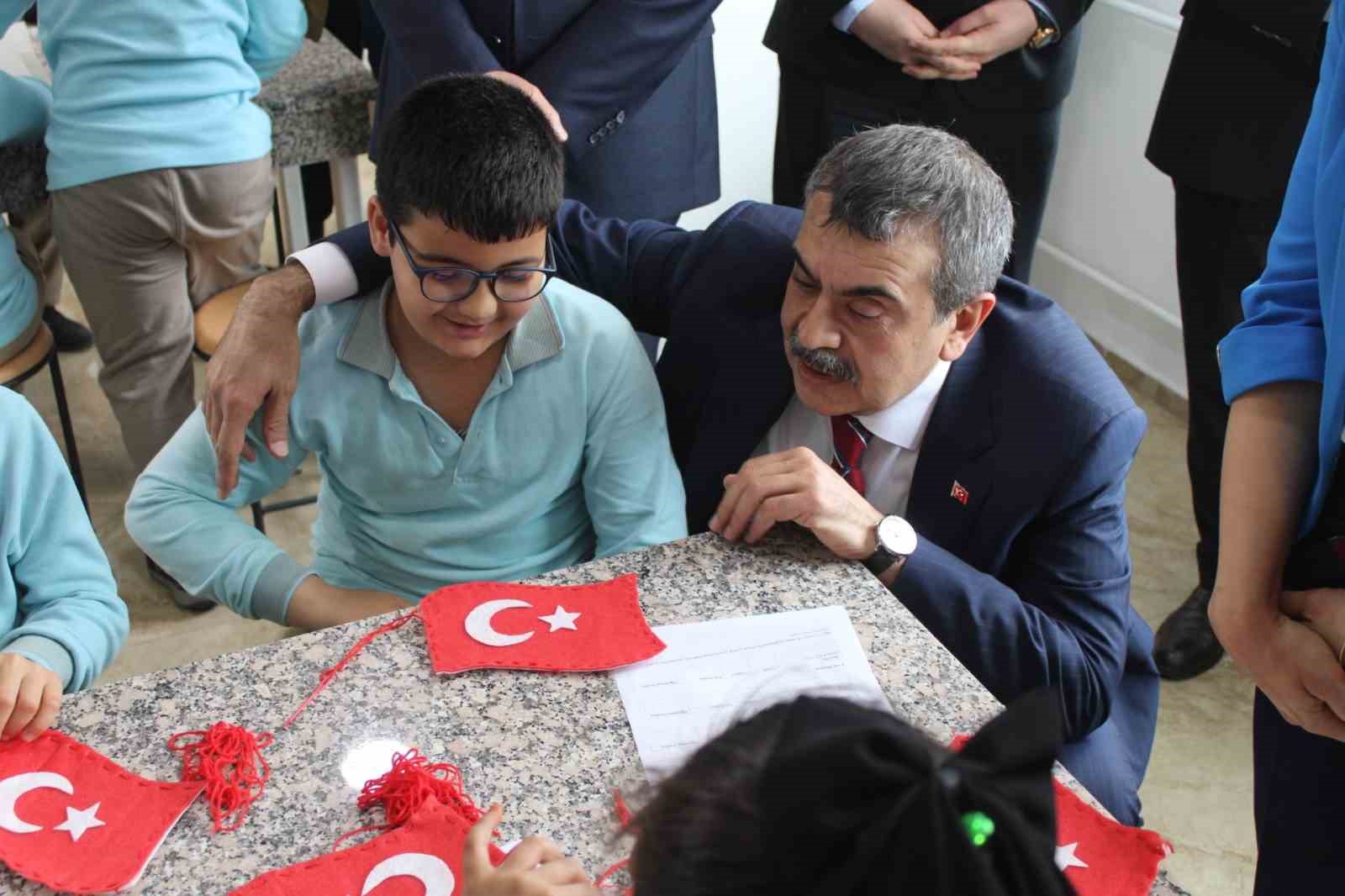 Bakan Tekin’den Aydınlı miniklere halı saha sözü
