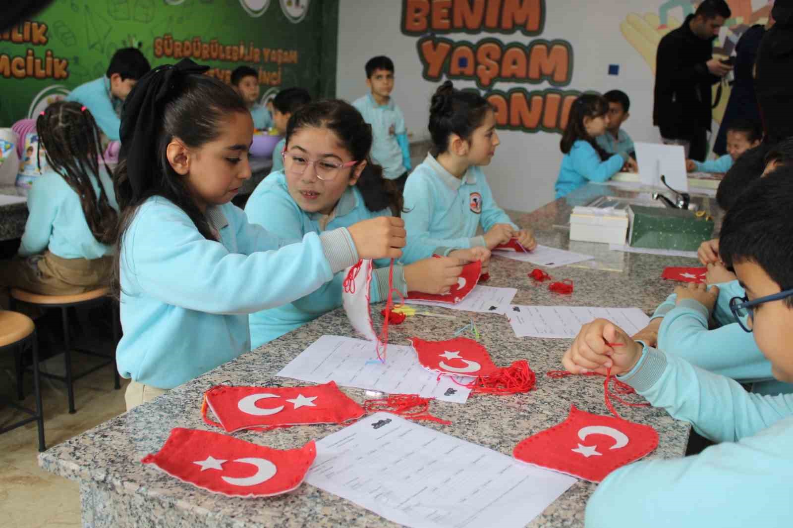 Bakan Tekin’den Aydınlı miniklere halı saha sözü
