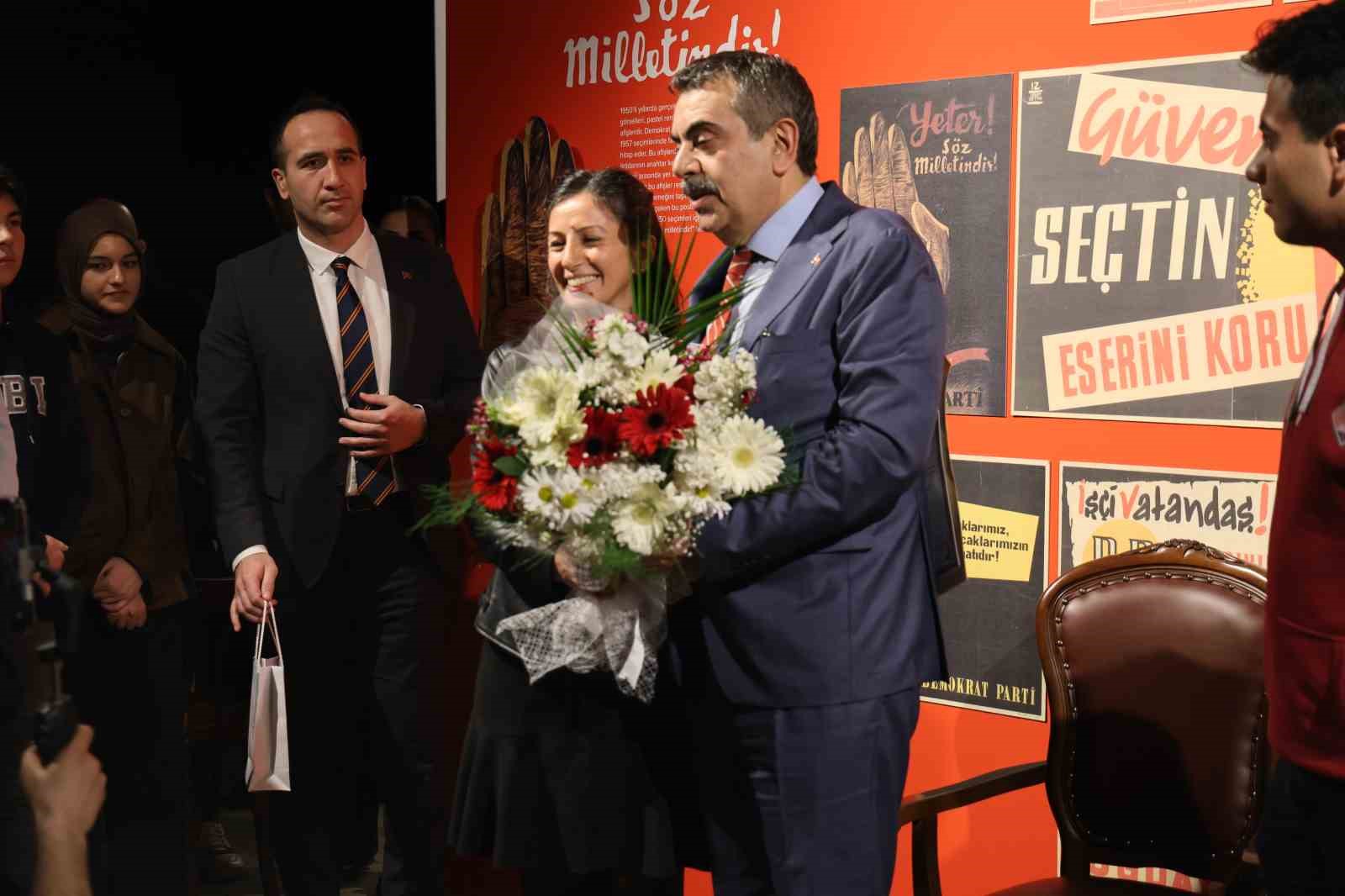 Bakan Tekin’den, Fadime öğretmene doğum günü sürprizi
