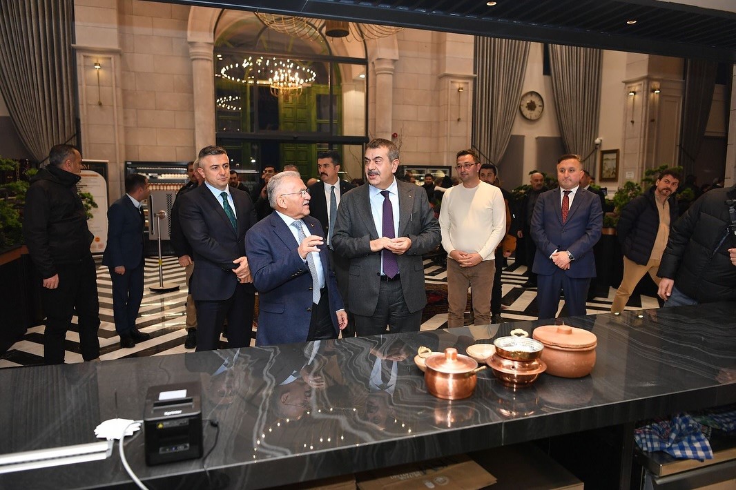 Bakan Tekin’den Kayseri’ye gastronomi övgüsü
Bakan Tekin’den Kayseri’ye gastronomi övgüsü