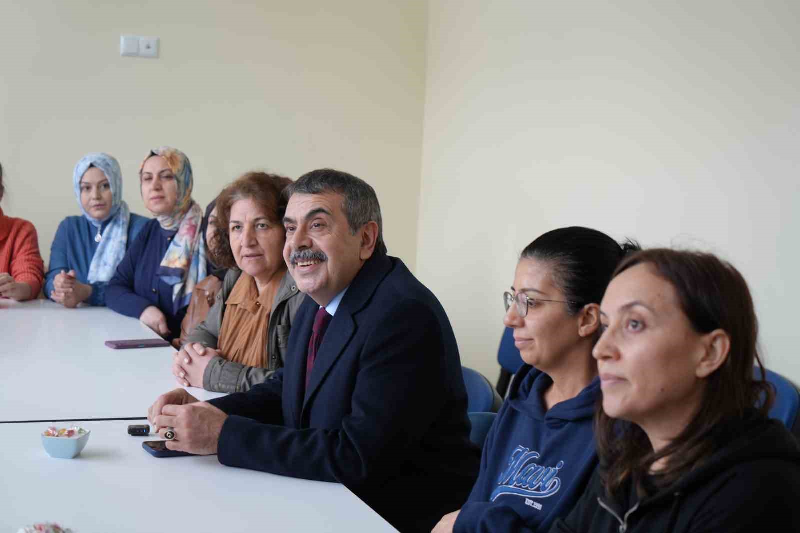 Bakan Tekin’den taziye ziyareti
