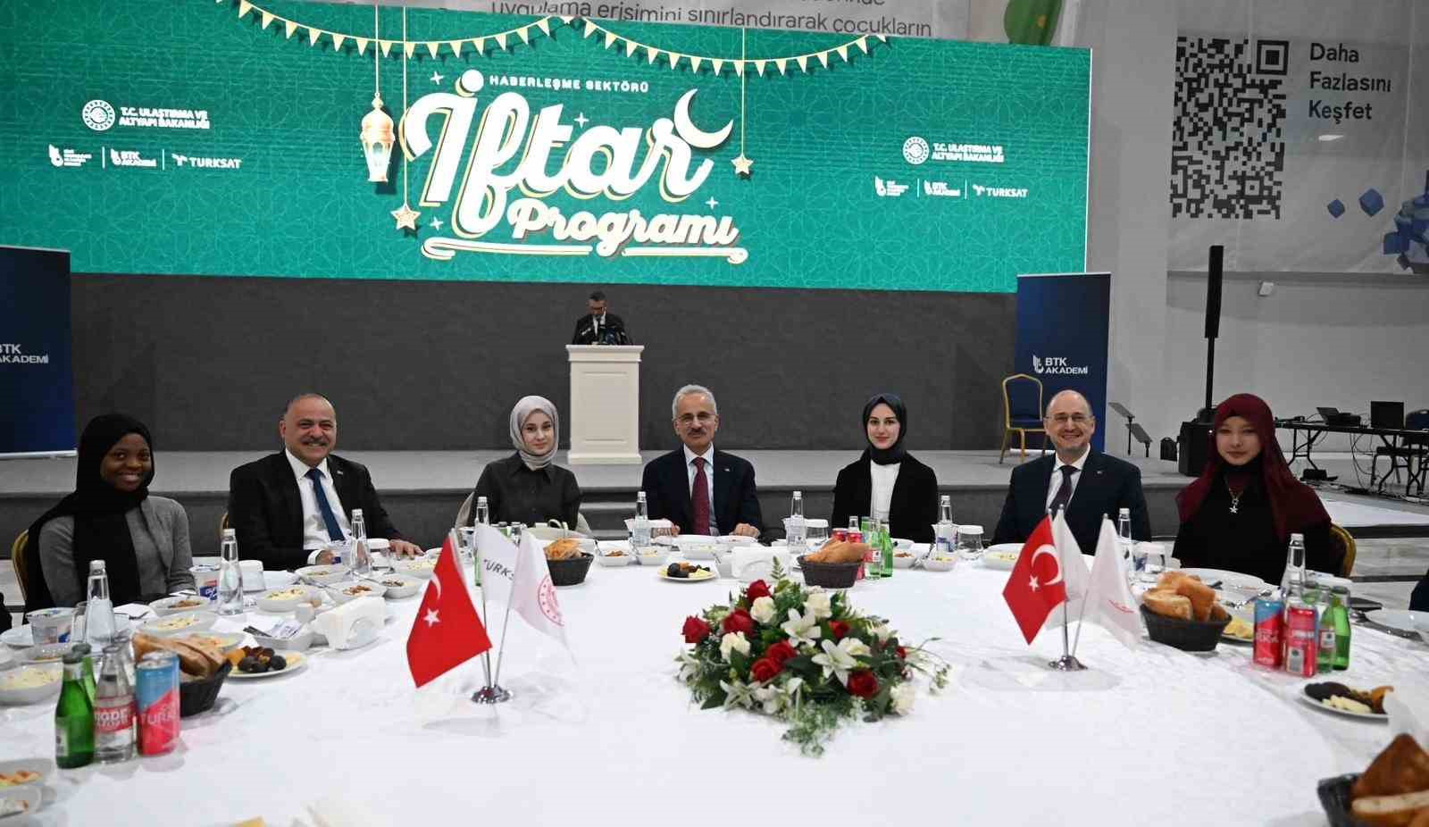 Bakan Uraloğlu: "15 yaşından küçük çocuklar sosyal paylaşım sitelerinde hesap açamayacak"
