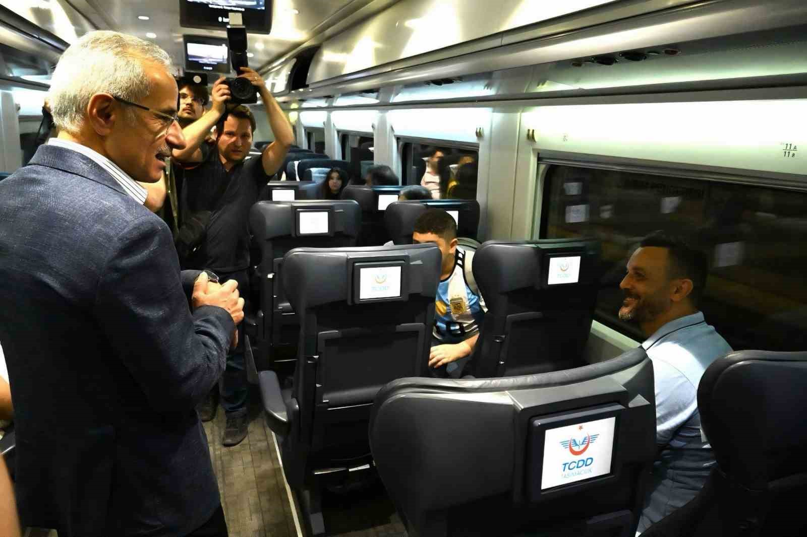 Bakan Uraloğlu: "16 Ocak-1 Şubat tarihlerinde ana hat ve bölgesel trenlerimize toplam 408 vagon ilaveyle 20 bin 160 kişilik ilave koltuk kapasitesi sağlayacağız"
