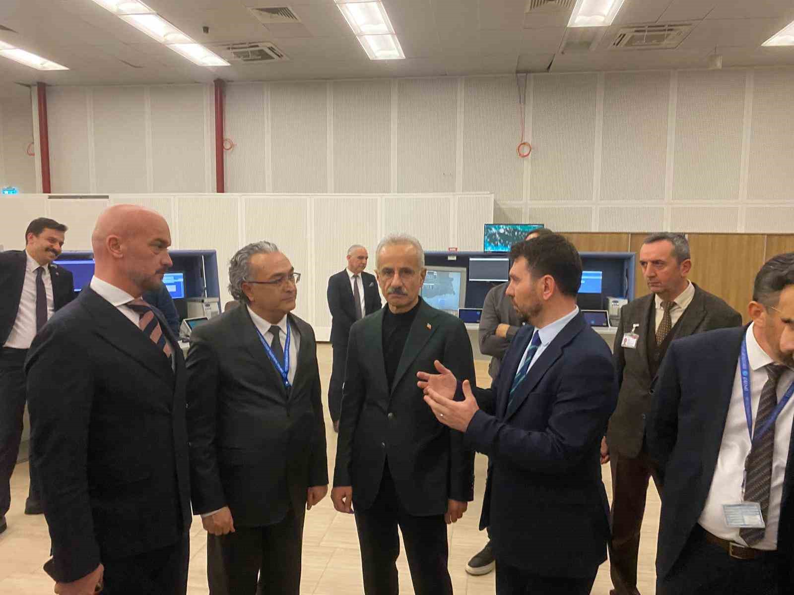 Bakan Uraloğlu: "2025 yılında üst üste 6 kez toplam trafik, 8 kez transit uçuş rekoru kırdık"
